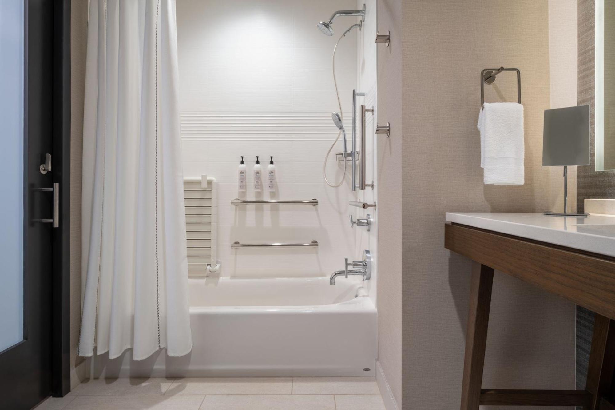 Delta Hotels By Marriott Wichita Falls Convention Center Bagian luar foto